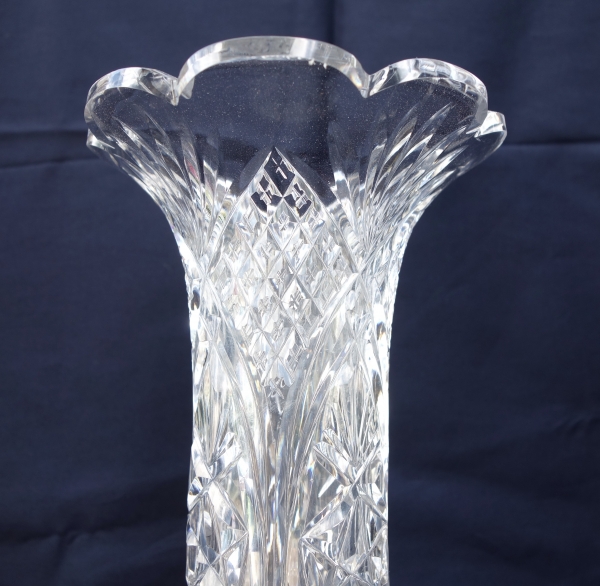 Spectaculaire vase en cristal de Baccarat, richement taillé - 39,5cm