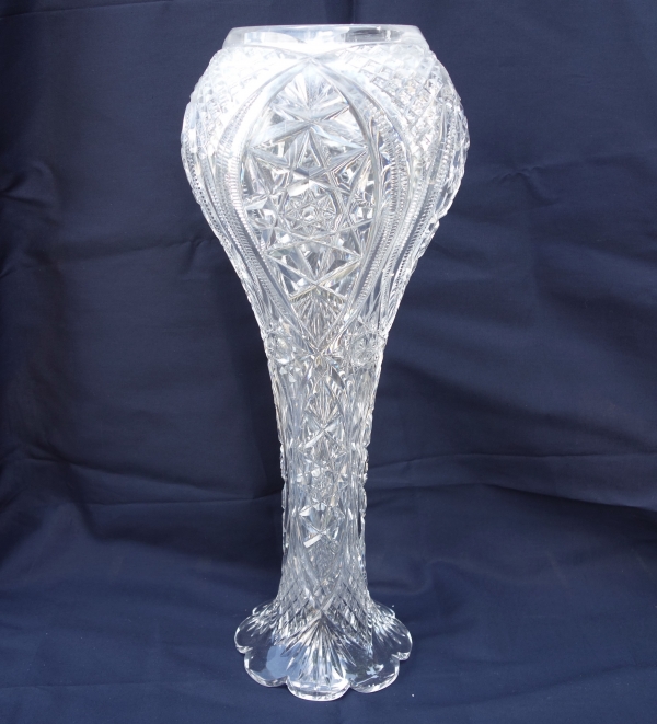 Spectaculaire vase en cristal de Baccarat, richement taillé - 39,5cm