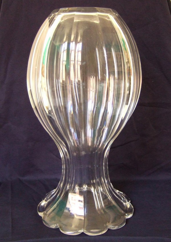 Spectaculaire vase en cristal de Baccarat taillé, modèle Malmaison