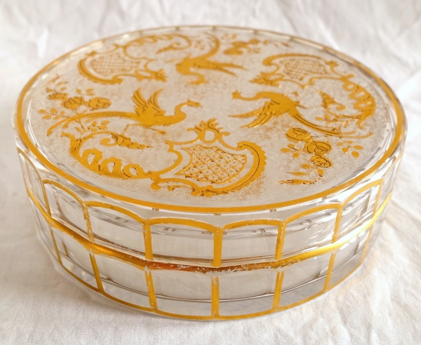 Bonbonnière ou grande boîte en cristal de Baccarat, modèle Cannelures à filets dorés, décor de phoenix