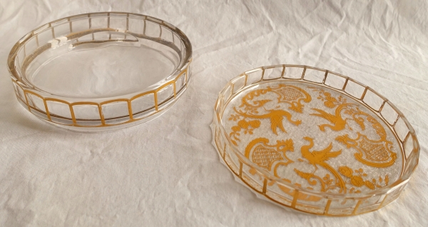 Bonbonnière ou grande boîte en cristal de Baccarat, modèle Cannelures à filets dorés, décor de phoenix