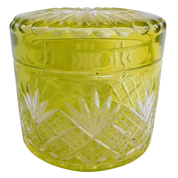 Grande boîte à poudre en cristal de Baccarat, cristal overlay vert chartreuse, modèle Douai