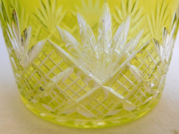 Grande boîte à poudre en cristal de Baccarat, cristal overlay vert chartreuse, modèle Douai