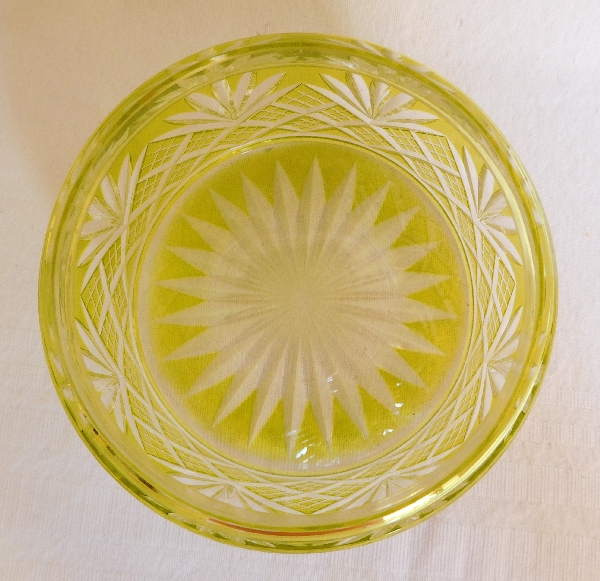 Grande boîte à poudre en cristal de Baccarat, cristal overlay vert chartreuse, modèle Douai