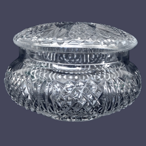 Bonbonnière ou sucrier en cristal de Baccarat taillé en pointes de diamants