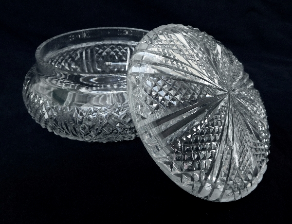 Bonbonnière ou sucrier en cristal de Baccarat taillé en pointes de diamants