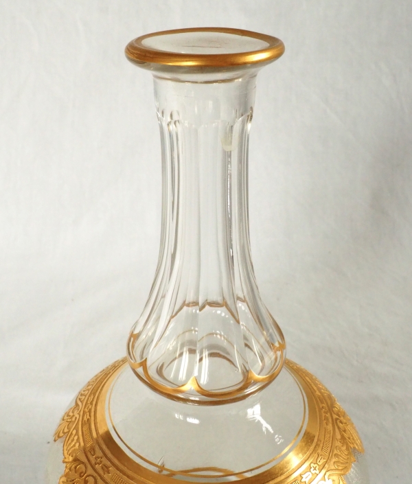 Carafe en cristal de St Louis gravé et doré à l'or fin - modèle Nelly de style Empire