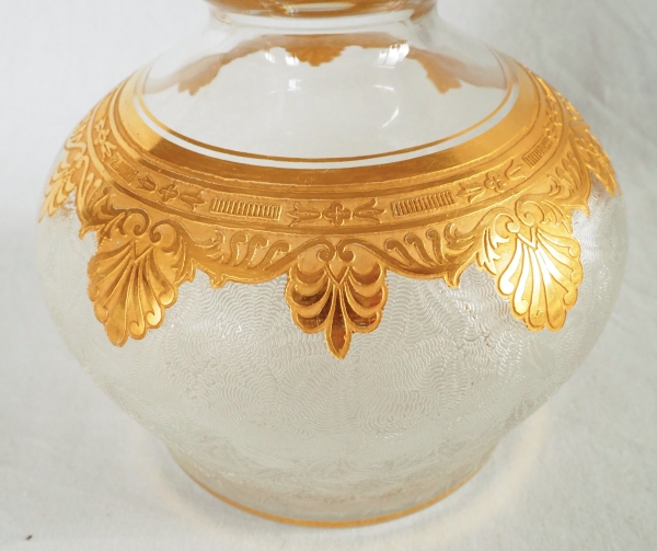 Carafe en cristal de St Louis gravé et doré à l'or fin - modèle Nelly de style Empire