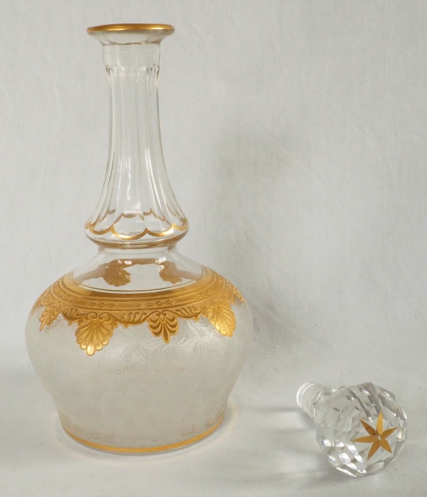 Carafe en cristal de St Louis gravé et doré à l'or fin - modèle Nelly de style Empire