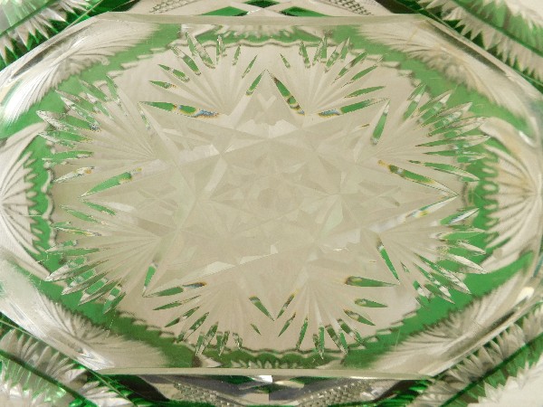 Jardinière ou coupe en cristal de Baccarat overlay vert richement taillé