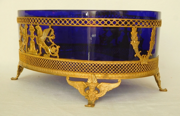 Jardinière de style Empire en cristal de Baccarat bleu et laiton doré, vers 1900