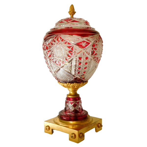 Vase urne - lampe en cristal de Baccarat overlay rouge, monture bronze doré