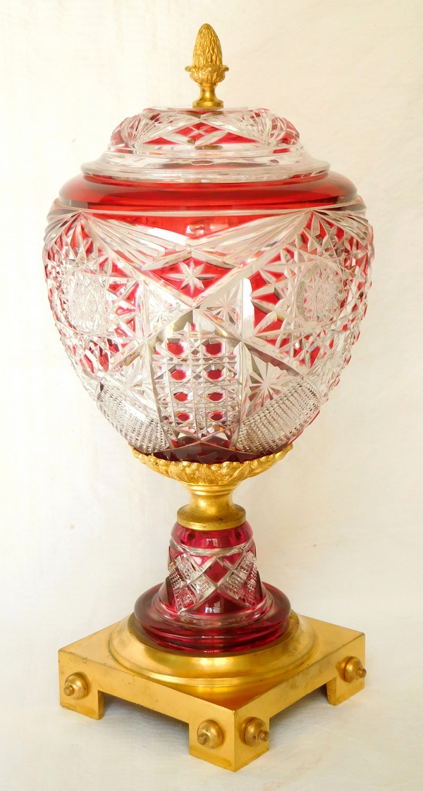 Vase urne - lampe en cristal de Baccarat overlay rouge, monture bronze doré