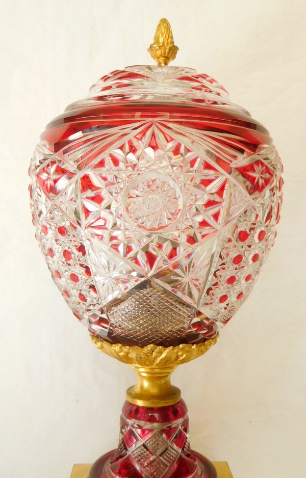 Vase urne - lampe en cristal de Baccarat overlay rouge, monture bronze doré