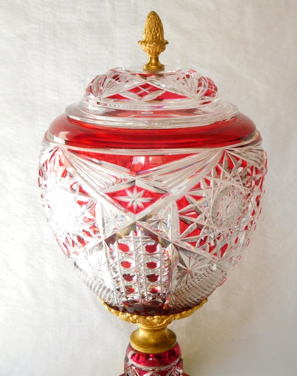 Vase urne - lampe en cristal de Baccarat overlay rouge, monture bronze doré