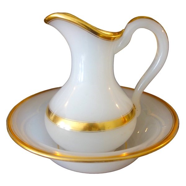 Baccarat crystal hand washing set, white opaline crystal enhanced with fine gold - 19th century