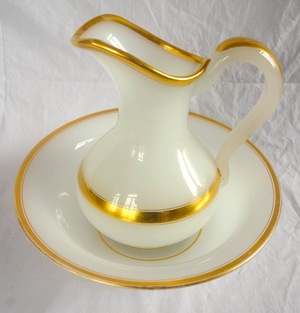 Baccarat crystal hand washing set, white opaline crystal enhanced with fine gold - 19th century