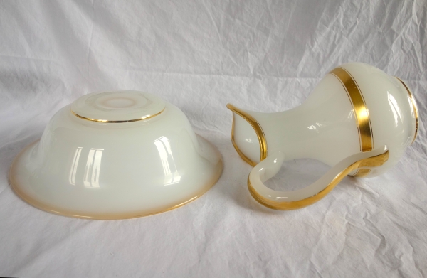 Baccarat crystal hand washing set, white opaline crystal enhanced with fine gold - 19th century