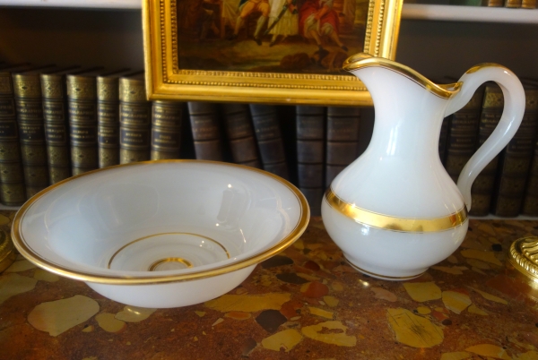 Baccarat crystal hand washing set, white opaline crystal enhanced with fine gold - 19th century