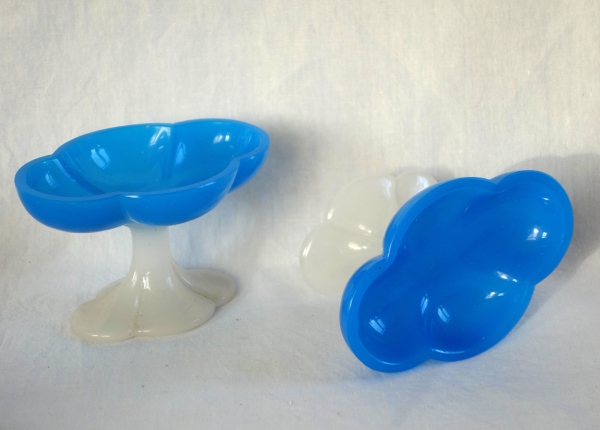 Baccarat : paire de baguiers, coupes polylobées en opaline bleue et blanche d'époque Charles X