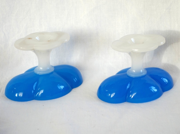Baccarat : paire de baguiers, coupes polylobées en opaline bleue et blanche d'époque Charles X