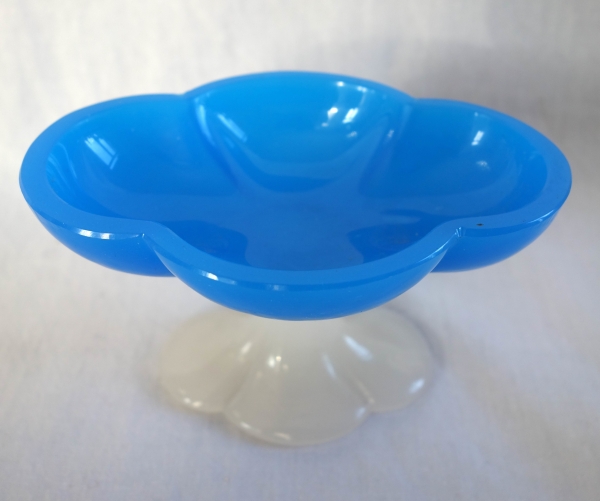 Baccarat : paire de baguiers, coupes polylobées en opaline bleue et blanche d'époque Charles X