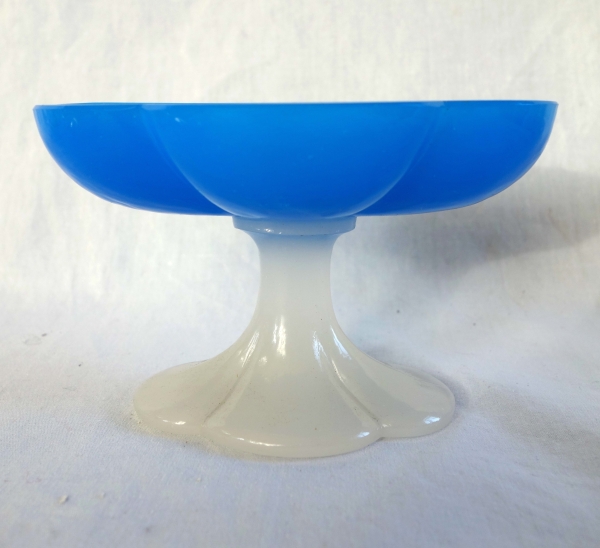 Baccarat : paire de baguiers, coupes polylobées en opaline bleue et blanche d'époque Charles X
