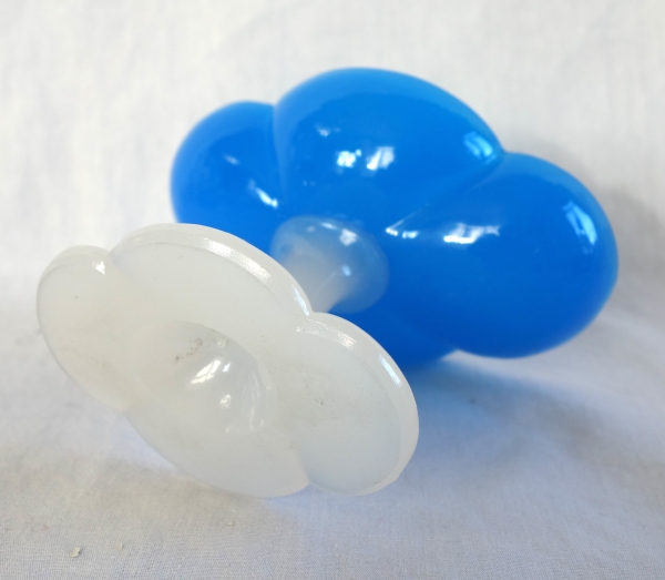 Baccarat : paire de baguiers, coupes polylobées en opaline bleue et blanche d'époque Charles X