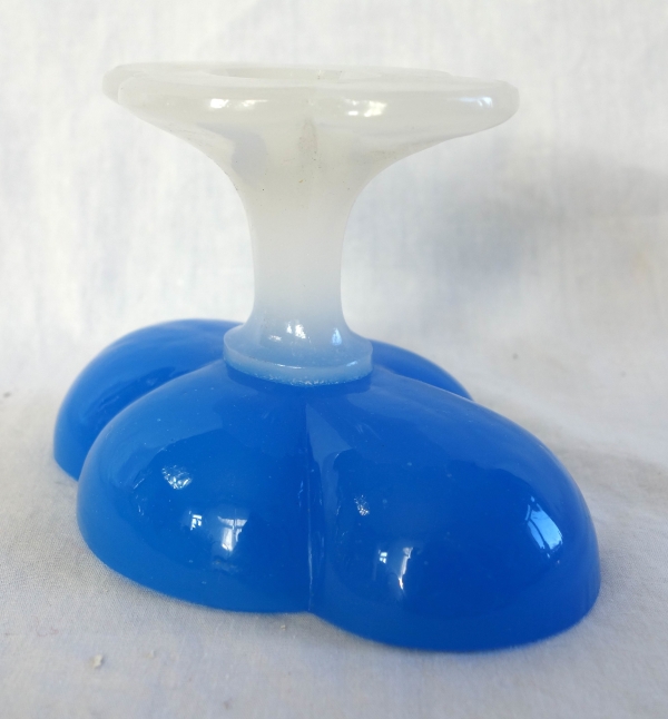 Baccarat : paire de baguiers, coupes polylobées en opaline bleue et blanche d'époque Charles X