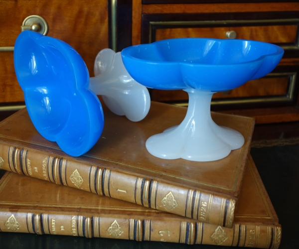 Baccarat : paire de baguiers, coupes polylobées en opaline bleue et blanche d'époque Charles X
