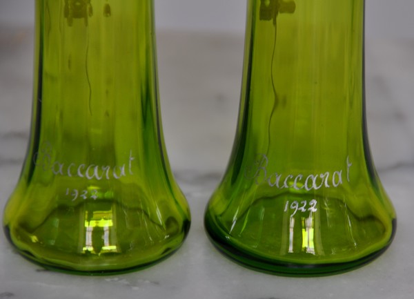 Paire de vases soliflores en cristal de Baccarat dorés à l'or fin, signés