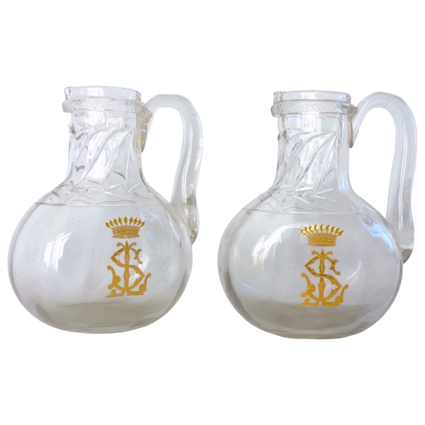 Paire de pichets à eau en cristal de Saint Louis modèle Cluny gravé doré couronne comtale