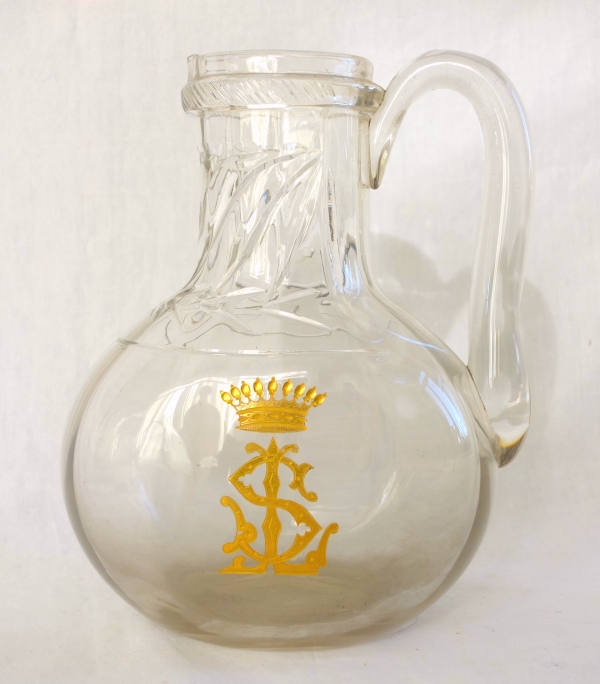 Paire de pichets à eau en cristal de Saint Louis modèle Cluny gravé doré couronne comtale