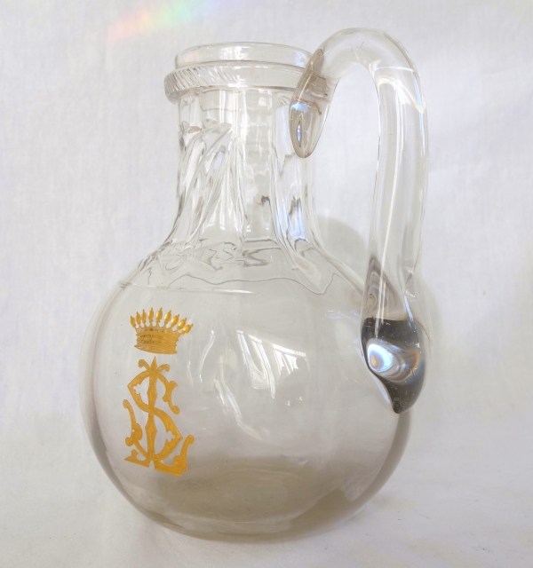 Paire de pichets à eau en cristal de Saint Louis modèle Cluny gravé doré couronne comtale