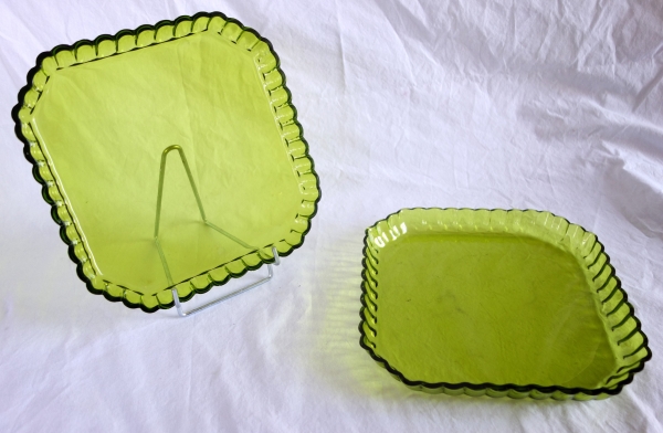 Paire de plateaux en cristal de St Louis vert mousse