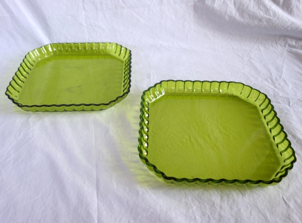 Paire de plateaux en cristal de St Louis vert mousse