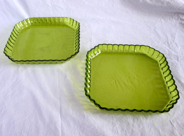 Paire de plateaux en cristal de St Louis vert mousse