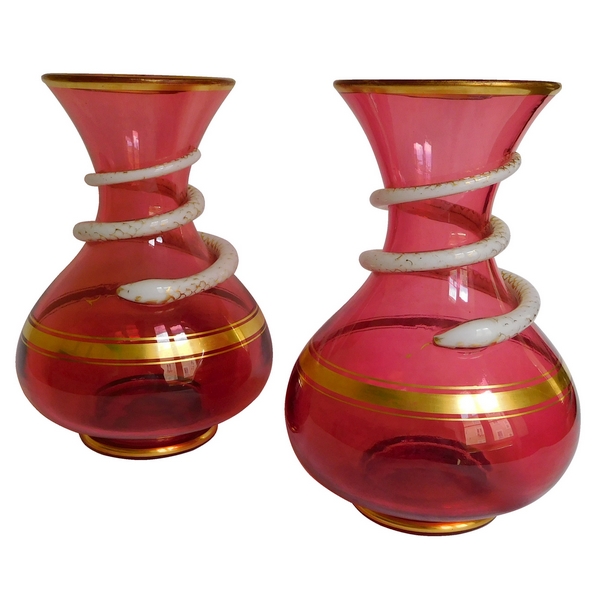 Paire de vases en cristal de Baccarat rose-rouge et opaline, époque Charles X - 23,5cm