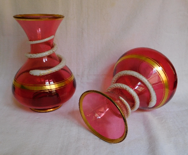 Paire de vases en cristal de Baccarat rose-rouge et opaline, époque Charles X - 23,5cm