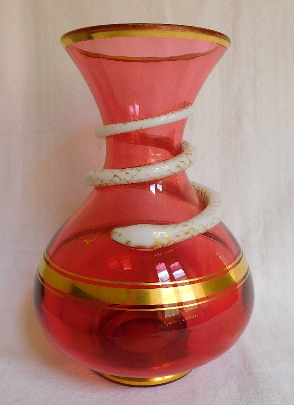 Paire de vases en cristal de Baccarat rose-rouge et opaline, époque Charles X - 23,5cm