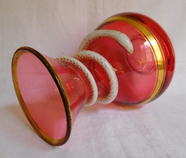 Paire de vases en cristal de Baccarat rose-rouge et opaline, époque Charles X - 23,5cm