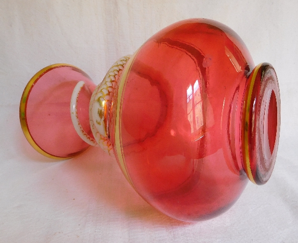Paire de vases en cristal de Baccarat rose-rouge et opaline, époque Charles X - 23,5cm