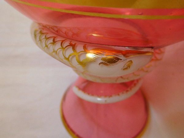 Paire de vases en cristal de Baccarat rose-rouge et opaline, époque Charles X - 23,5cm