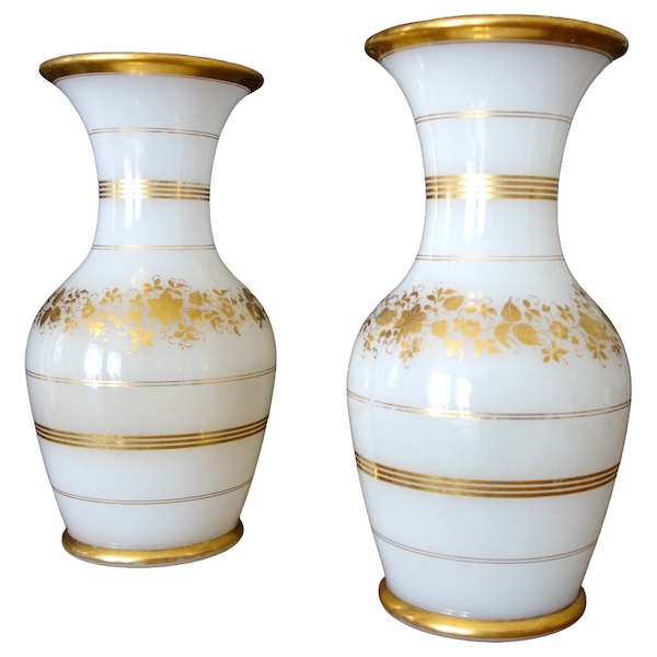 Baccarat - paire de vases en opaline blanche à décor or - milieu XIXe siècle