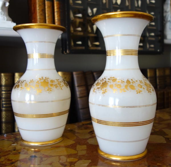 Baccarat - paire de vases en opaline blanche à décor or - milieu XIXe siècle
