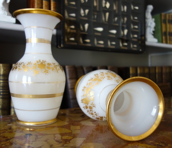 Baccarat - paire de vases en opaline blanche à décor or - milieu XIXe siècle