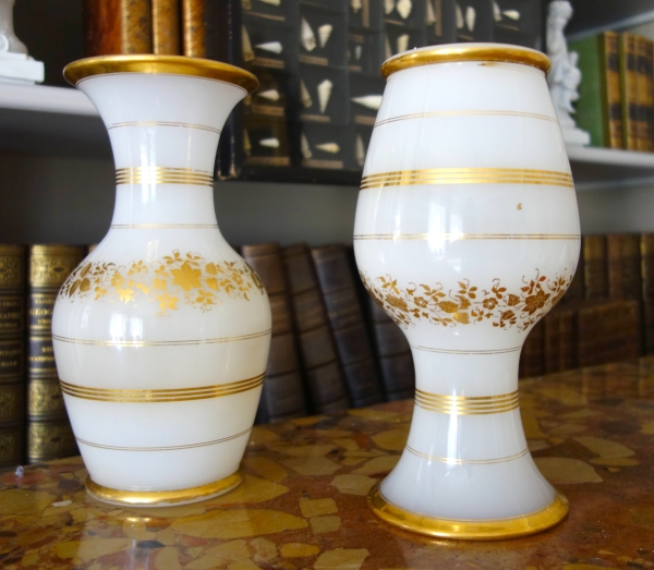 Baccarat - paire de vases en opaline blanche à décor or - milieu XIXe siècle