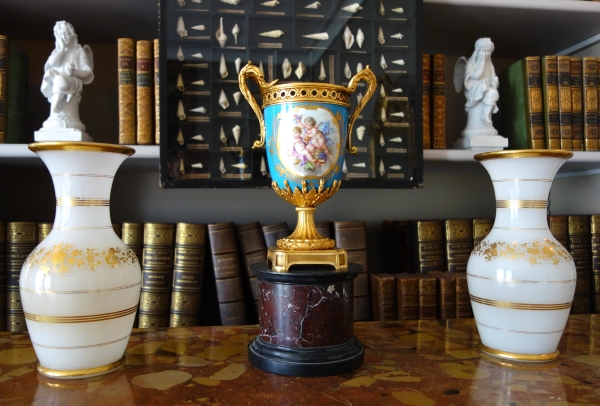 Baccarat - paire de vases en opaline blanche à décor or - milieu XIXe siècle