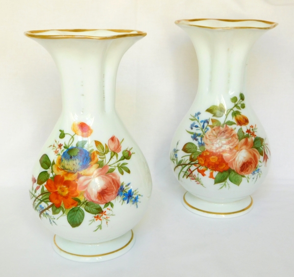 Baccarat : paire de vases en opaline peints à la main de bouquets de fleurs polychrome et or, vers 1840