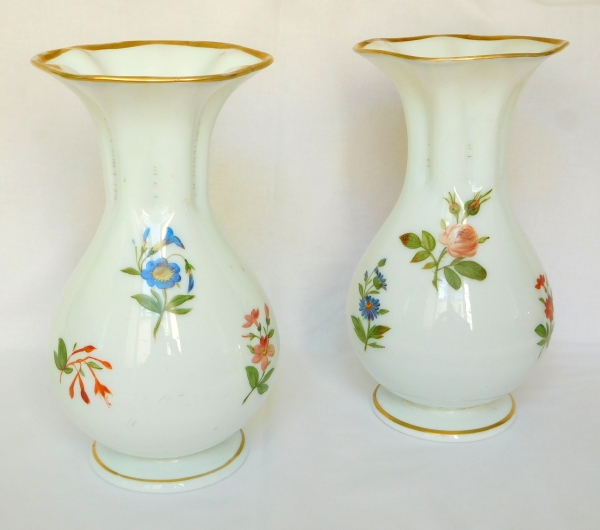 Baccarat : paire de vases en opaline peints à la main de bouquets de fleurs polychrome et or, vers 1840